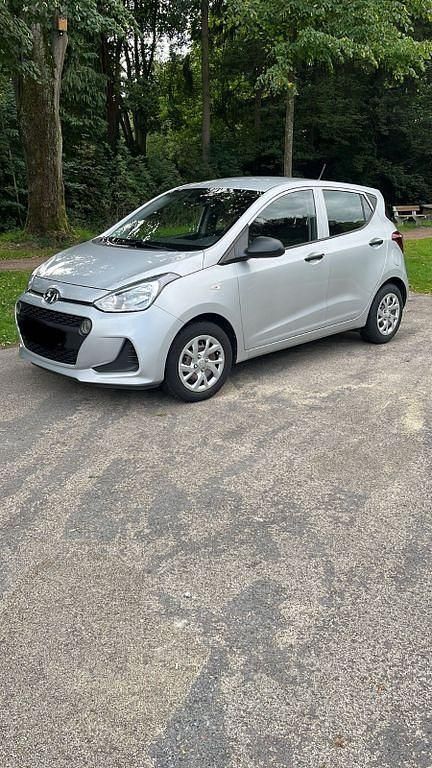 Silber Gebraucht 2019 Hyundai i10 Trend Kleinwagen | 11.199 € (Guter Preis) - Bild 1/4