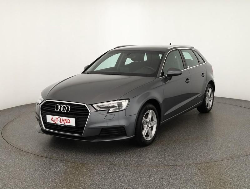 Grau Gebraucht 2019 Audi A3 Comfort Limousine | 19.990 € (Fairer Preis) - Bild 1/4