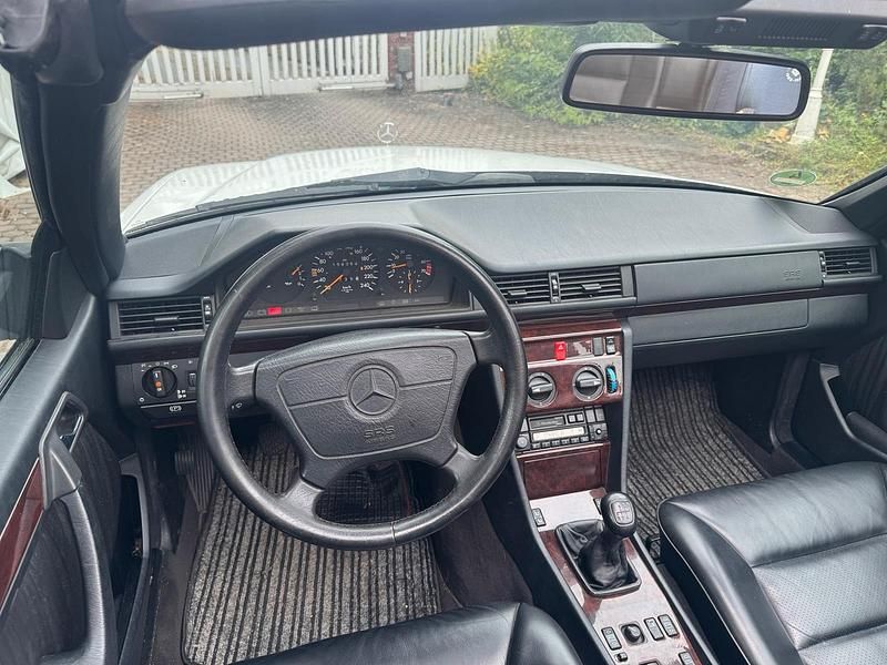 Gebraucht Mercedes E200 134 PS (98 kW) 1995 Weiß Cabrio