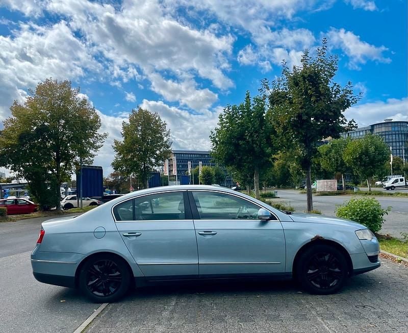 Silber Gebraucht 2016 VW Passat Limousine | 1.950 € - Bild 1/4