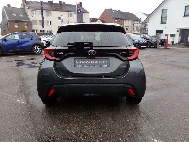 Neu Toyota Yaris 116 PS (85 kW) 2025 Grau Limousine