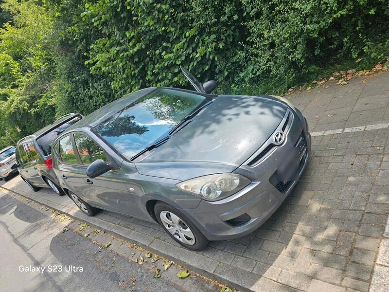 Grau Gebraucht 2009 Hyundai i30 Limousine | 1.450 € (Superpreis) - Bild 1/4