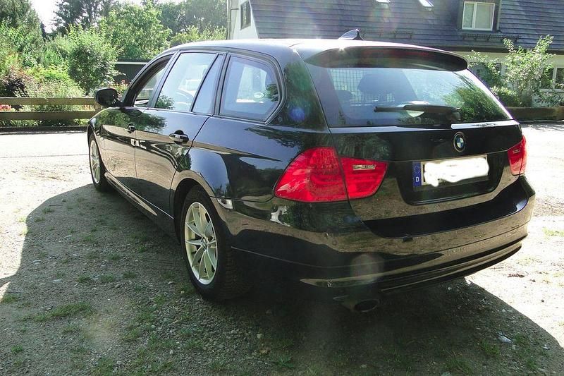 Gebraucht BMW 320 184 PS (135 kW) 2010 Schwarz Kombi