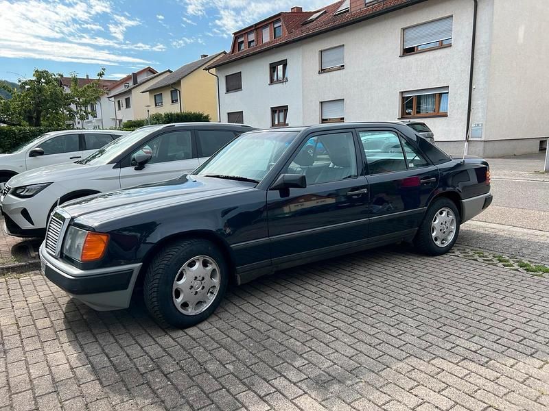 Blau Gebraucht 1988 Mercedes E230 Limousine | 7.500 € - Bild 1/4