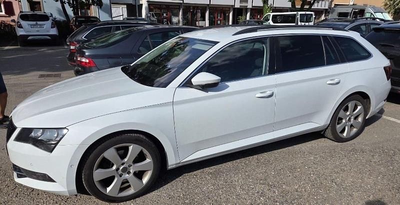 Weiß Gebraucht 2016 Skoda Superb Kombi | 13.900 € (Superpreis) - Bild 1/4