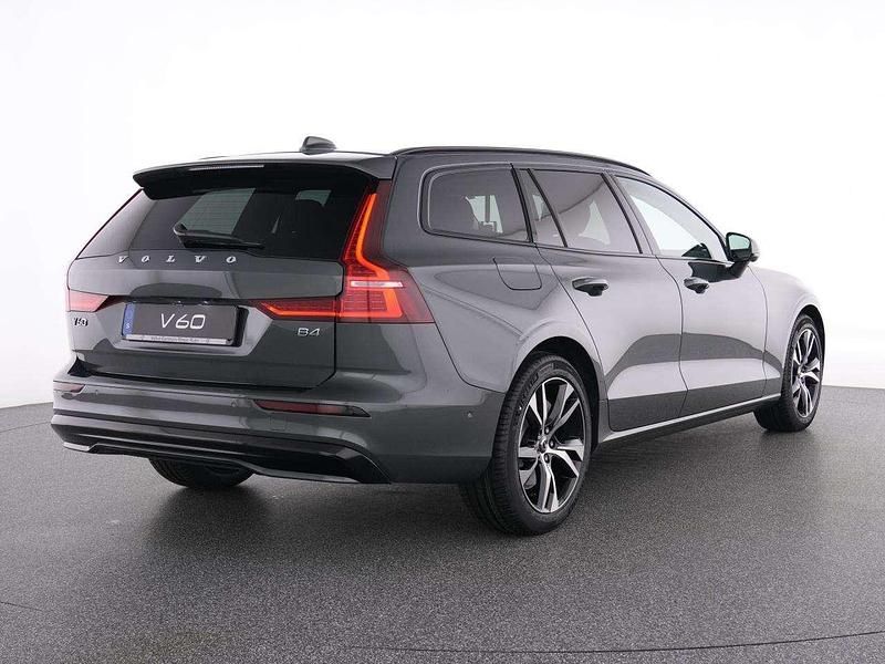 Gebraucht Volvo V60 Plus 197 PS (144 kW) 2025 Forest lake / metallic Kombi