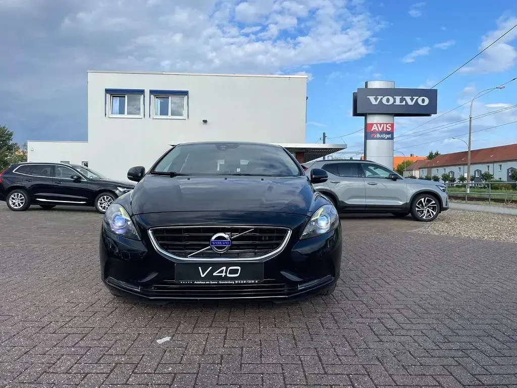 Gebraucht Volvo V40 Momentum 150 PS (110 kW) 2012 Schwarz Kleinwagen