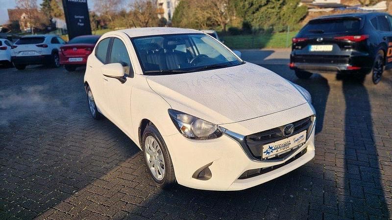 Weiß Gebraucht 2016 Mazda 2 Prime-Line Kleinwagen | 8.990 € (Guter Preis) - Bild 1/4