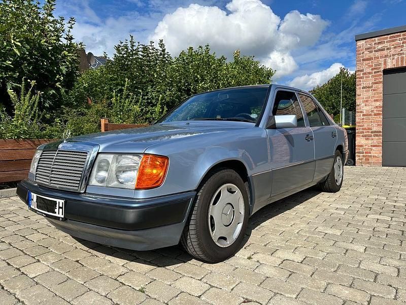 Blau Gebraucht 1992 Mercedes 220 Limousine | 12.799 € - Bild 1/4