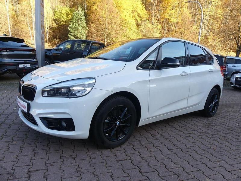 Weiß Gebraucht 2016 BMW 220 Advantage Van / Kleinbus | 18.990 € (Fairer Preis) - Bild 1/4