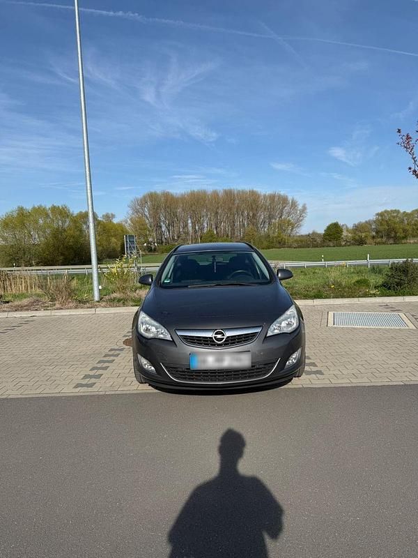 Gebraucht Opel Astra Edition 160 PS (117 kW) 2012 Grau Kombi