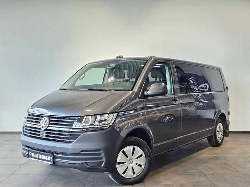 Indium grau (metallic) Gebraucht 2023 VW Caravelle Van / Kleinbus | 39.749 € (Fairer Preis) - Bild 1/4