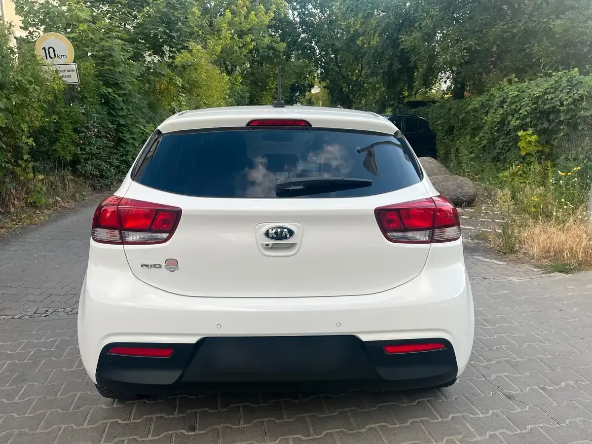 Gebraucht Kia Rio Premium 99 PS (72 kW) 2017 Weiß Kleinwagen