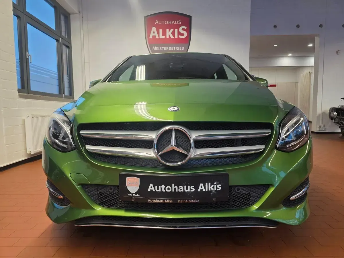 Gebraucht Mercedes B180 Urban 122 PS (89 kW) 2017 Grün Kleinwagen