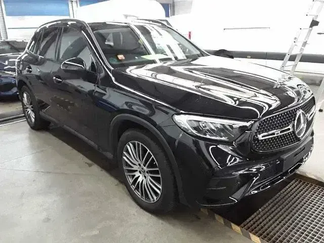 Gebraucht Mercedes GLC220 AMG 197 PS (144 kW) 2024 Obsidianschwarz (metallic) SUV