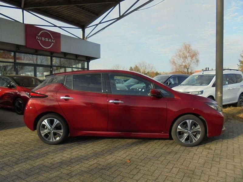 Gebraucht Nissan Leaf 360º 110 kW (150 PS) 2020 Magnetic rot Kleinwagen