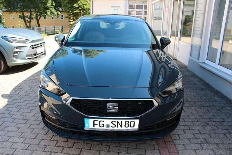 Fjordblau Neu 2025 Seat Leon Style Limousine | 23.490 € (Guter Preis) - Bild 1/4