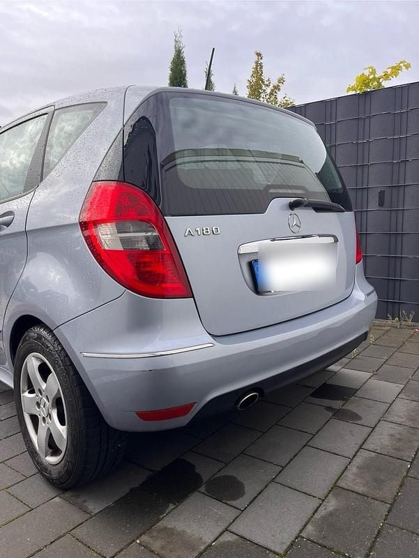 Blau Gebraucht 2010 Mercedes 180 Limousine | 2.700 € - Bild 1/4