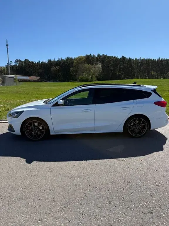 Używany Ford Focus ST 280 KM (205 kW) 2019 Biały Sedan/Limuzyna