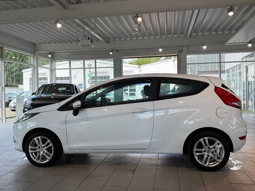 Gebraucht Ford Fiesta 60 PS (44 kW) 2012 Weiß Kleinwagen