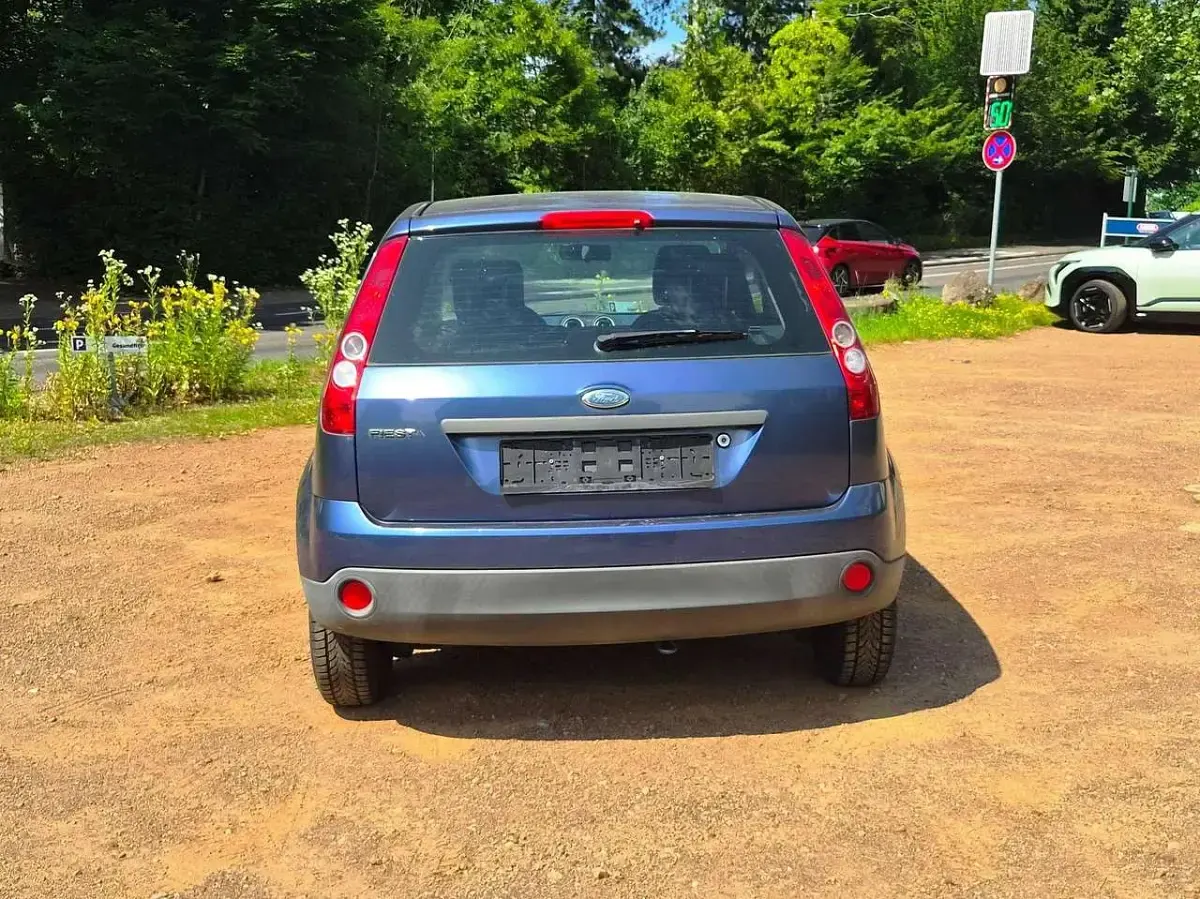 Gebraucht Ford Fiesta Ambiente 60 PS (44 kW) 2005 Jeans (metallic) (metallic) Kleinwagen
