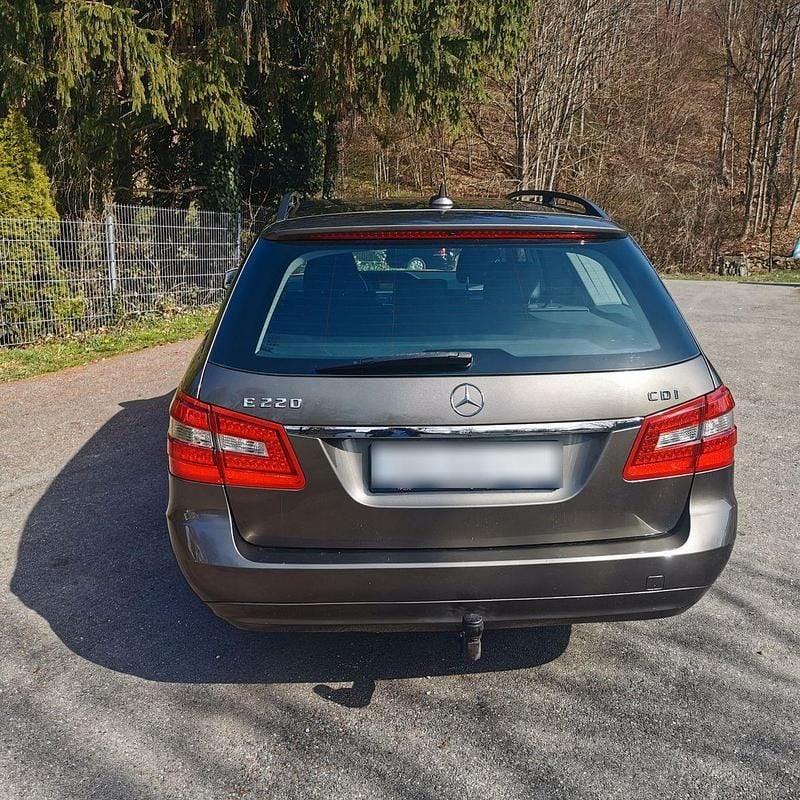 Gebraucht Mercedes E220 Avantgarde 170 PS (125 kW) 2012 Grau Kombi