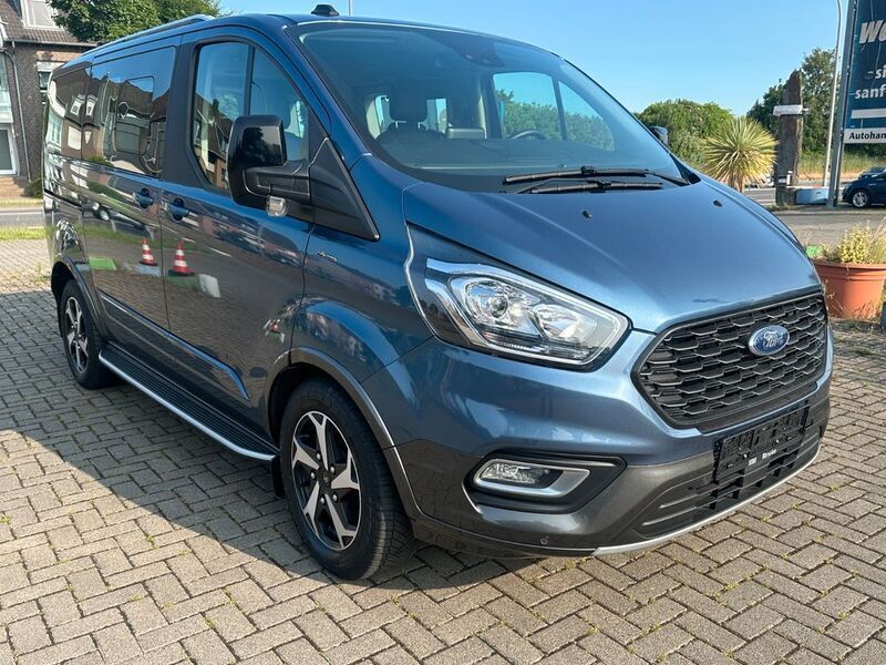 Gebraucht Ford Tourneo 131 PS (96 kW) 2023 Chromablau metallic Kombi
