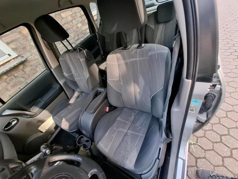 Grau Gebraucht 2004 Renault Mégane II Van / Kleinbus | 4.800 € (Teuer) - Bild 1/4