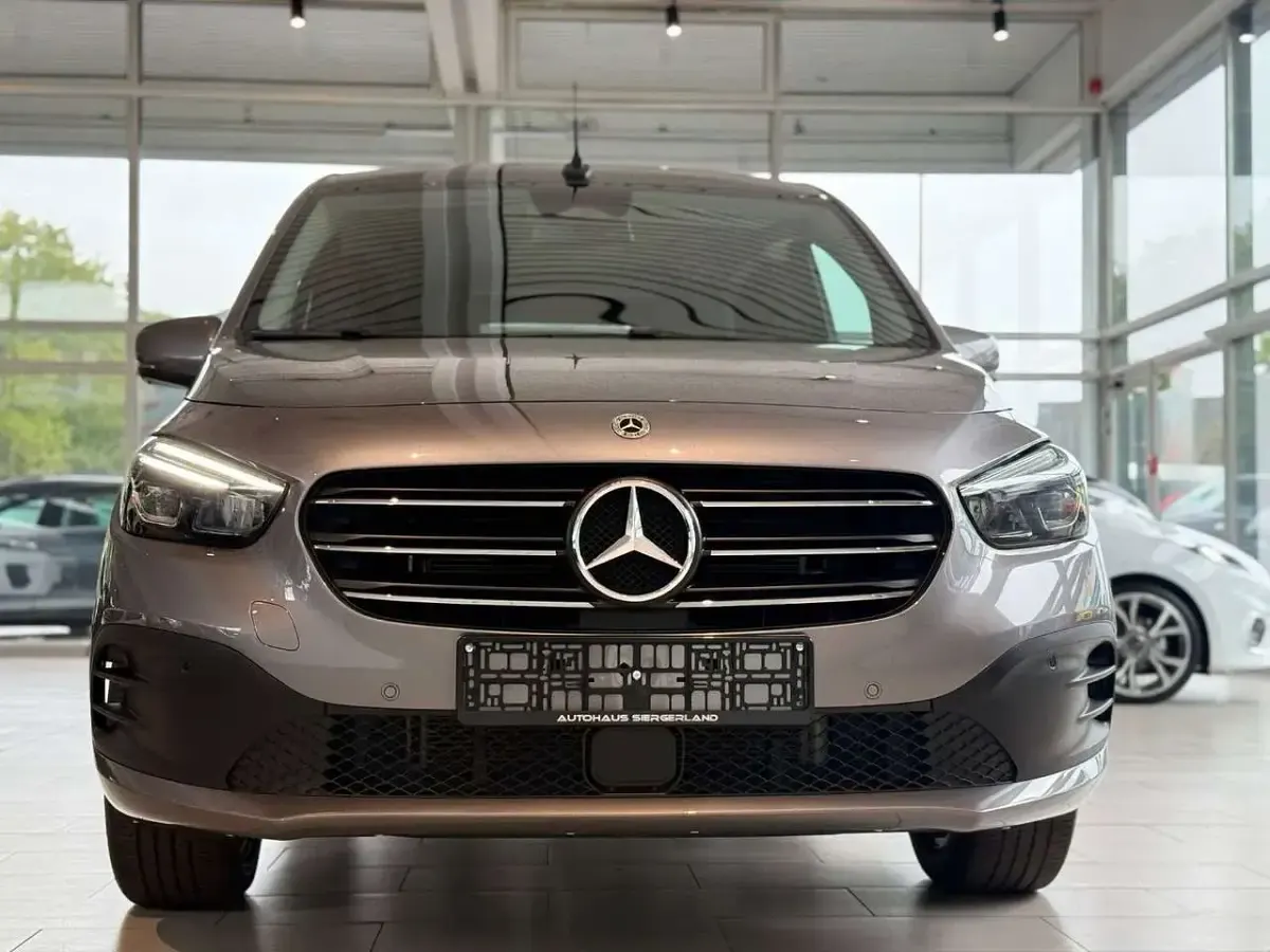 Gebraucht Mercedes T180 116 PS (85 kW) 2023 Chromitgrau Van / Kleinbus