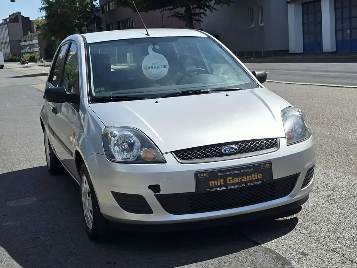 Gebraucht Ford Fiesta Ambiente 69 PS (50 kW) 2007 Polarsilber metallic Kleinwagen