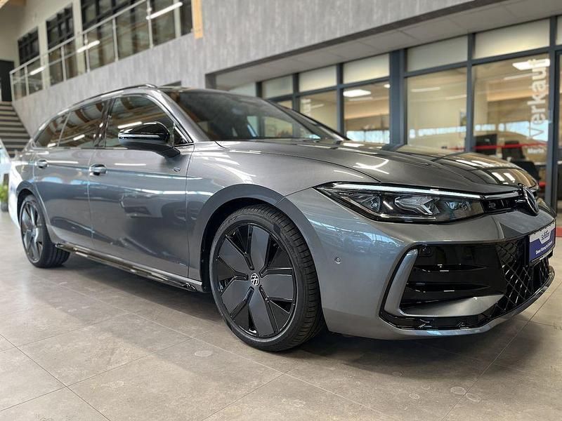 Gebraucht VW Passat R-line 150 PS (110 kW) 2025 Grau Kombi