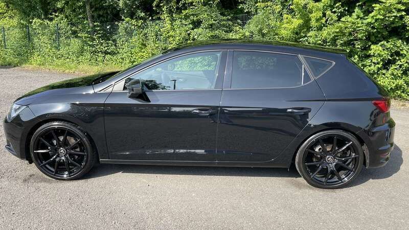Schwarz Gebraucht 2015 Seat Leon Limousine | 16.500 € (Teuer) - Bild 1/4