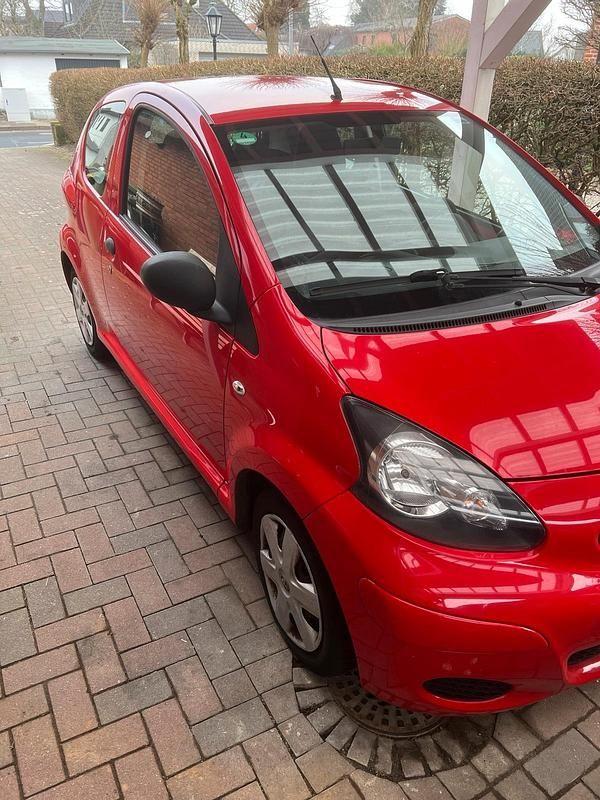 Rot Gebraucht 2009 Toyota Aygo Kleinwagen | 2.485 € - Bild 1/4
