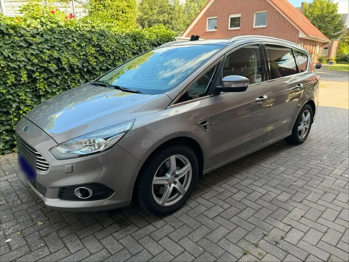Gebraucht Ford S-MAX Titanium 179 PS (131 kW) 2018 Andere farben Van / Kleinbus