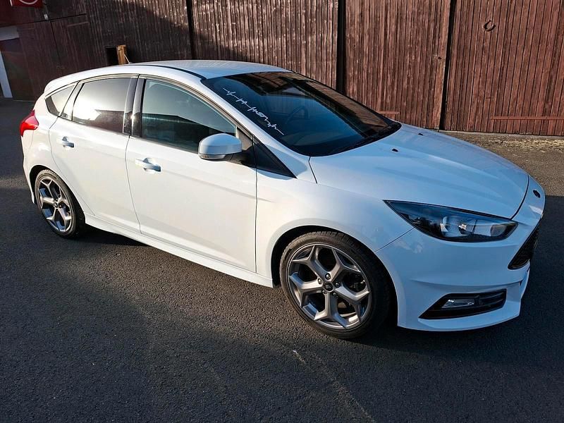 Gebraucht Ford Focus ST 240 PS (176 kW) 2015 Weiß Limousine