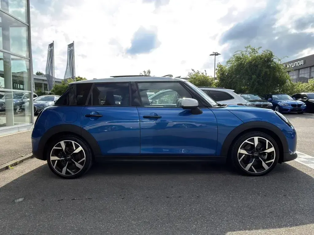 Gebraucht Mini Cooper 114 kW (156 PS) 2025 Icy sunshine blue Kleinwagen