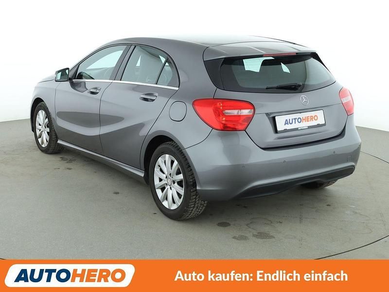 Gebraucht Mercedes A180 Style 122 PS (89 kW) 2015 Grau Limousine