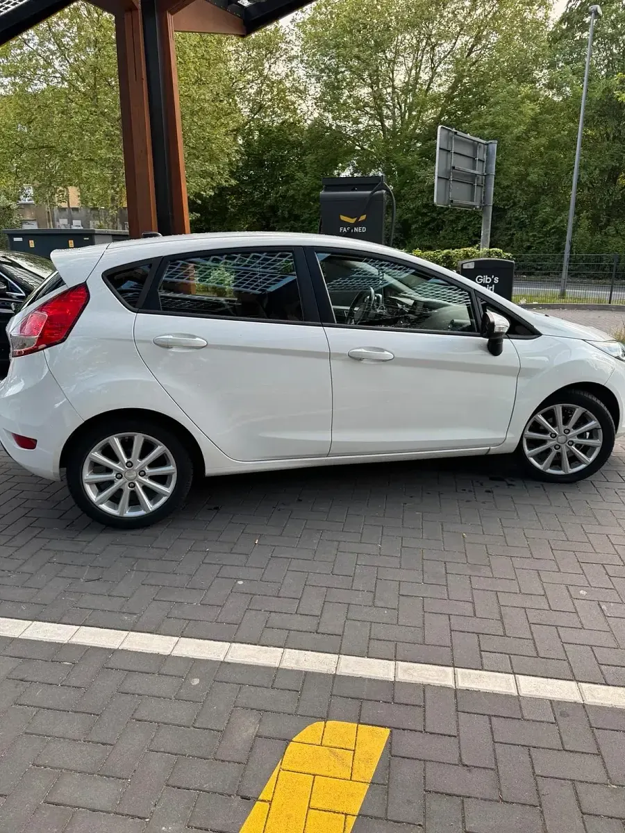 Gebraucht Ford Fiesta SE 121 PS (88 kW) 2013 Weiß Limousine