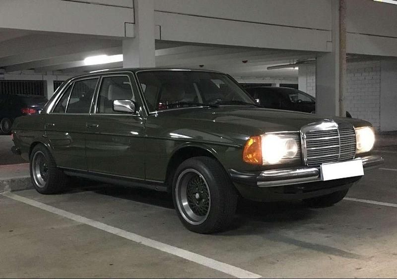 Grün Gebraucht 1982 Mercedes E300 Limousine | 29.999 € - Bild 1/4