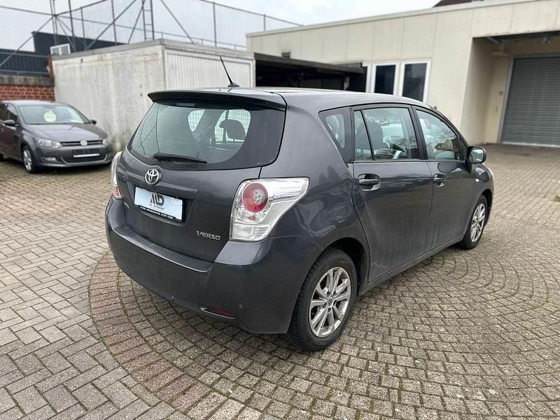 Gebraucht Toyota Verso 126 PS (92 kW) 2011 Grau Van / Kleinbus