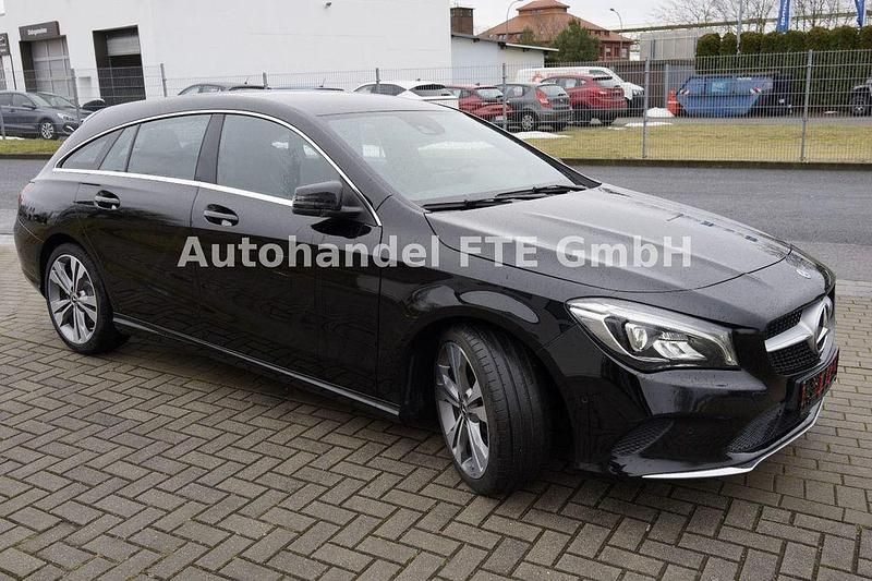 Gebraucht Mercedes CLA200 Shooting Brake 156 PS (114 kW) 2017 Schwarz Kombi
