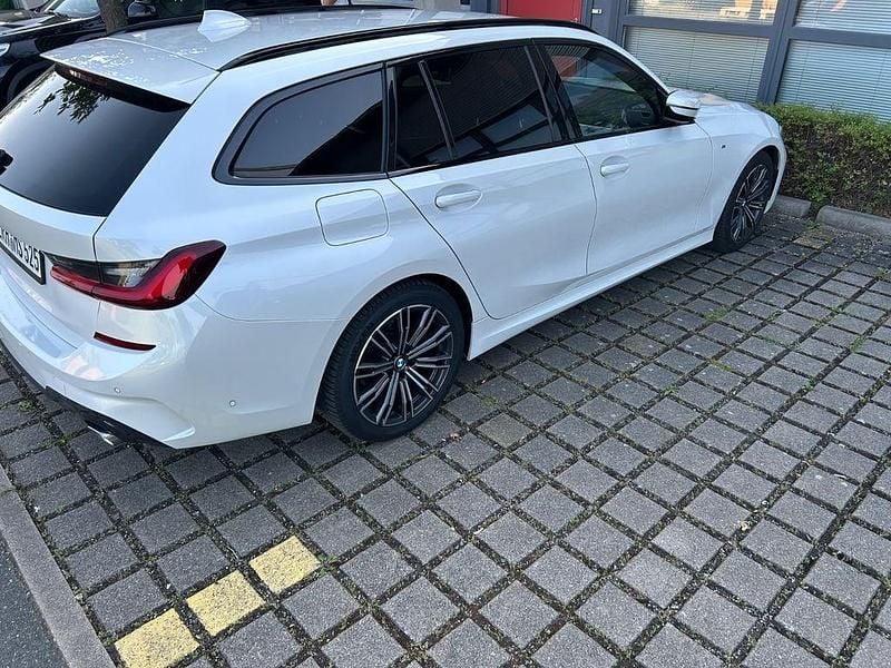 Weiß Gebraucht 2022 BMW 320 M Sport Kombi | 24.000 € - Bild 1/4
