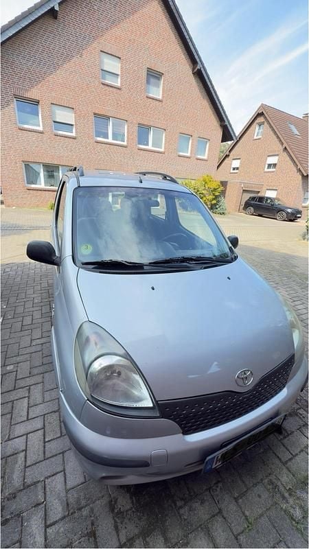 Silber Gebraucht 2004 Toyota Yaris Sol Kombi | 1.900 € (Guter Preis) - Bild 1/4