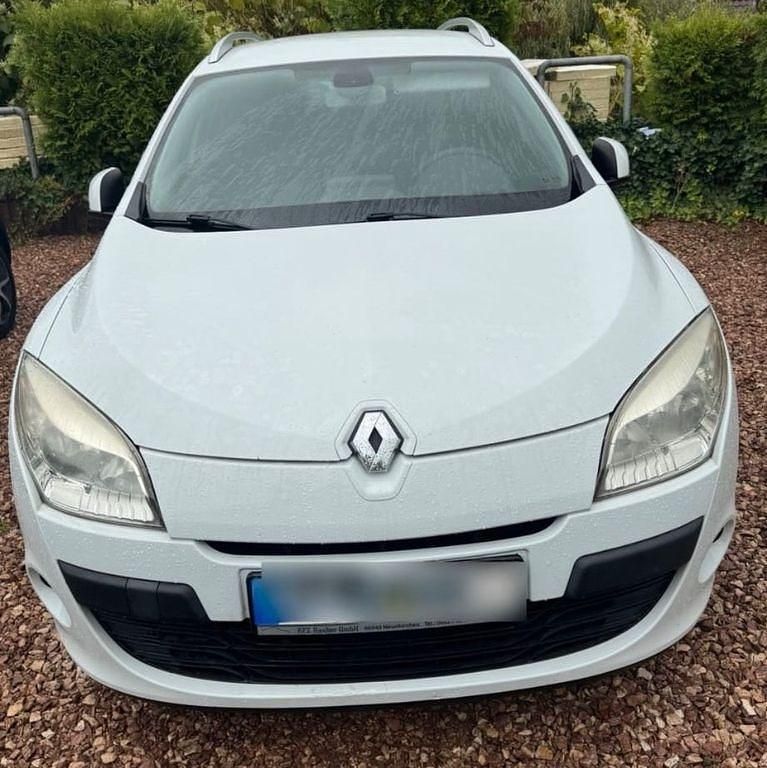Weiß Gebraucht 2010 Renault Mégane III Dynamique Limousine | 1.900 € (Superpreis) - Bild 1/4