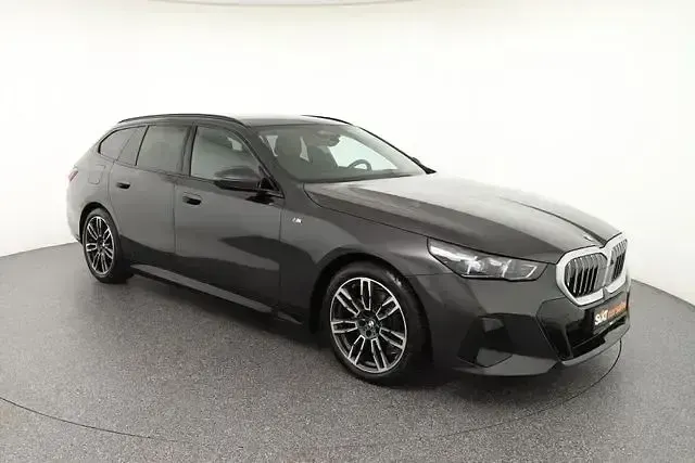 Gebraucht BMW 520 M Sport 197 PS (144 kW) 2025 Sophistorgrau Kombi