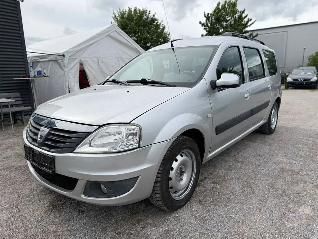 Używany Dacia Logan 84 KM (61 kW) 2011 Srebrny Sedan/Limuzyna