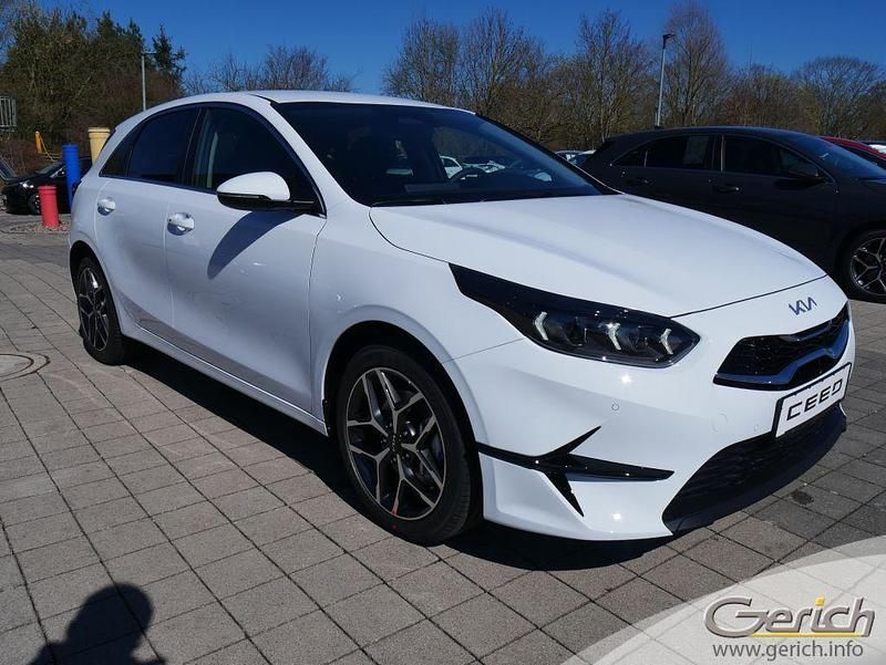 Neu Kia Ceed 99 PS (72 kW) 2025 Weiß Kleinwagen