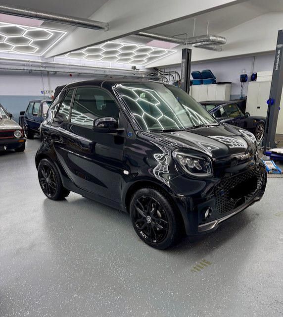 Schwarz Gebraucht 2021 Smart ForTwo Electric Drive Cabrio | 13.900 € (Teuer) - Bild 1/4