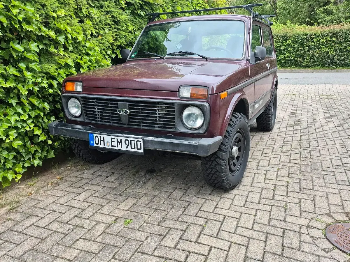 Gebraucht Lada Taiga 82 PS (60 kW) 2011 Rot SUV