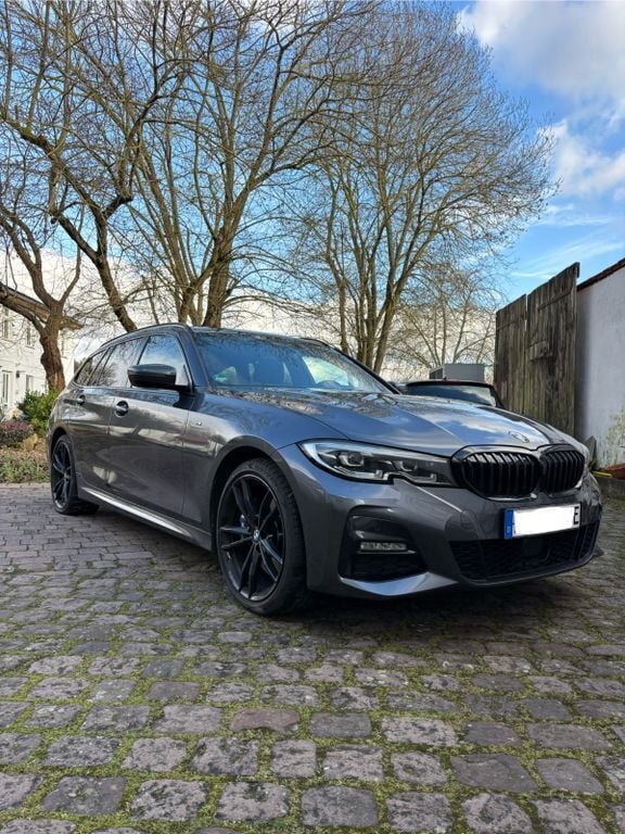 Schwarz Gebraucht 2020 BMW 330e M Sport Kombi | 27.600 € (Guter Preis) - Bild 1/4